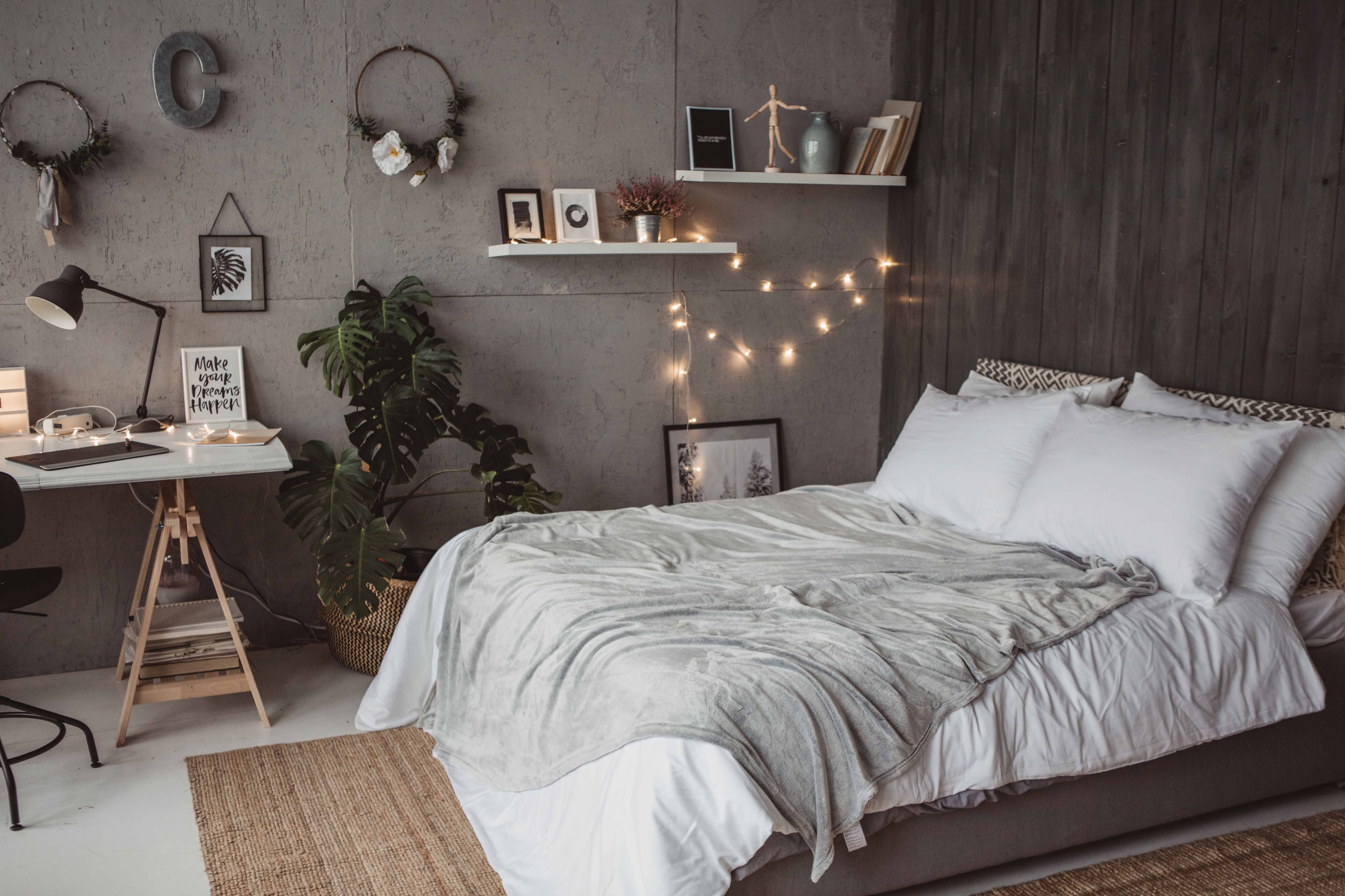 Mooi opgemaakt bed en knusse slaapkamer