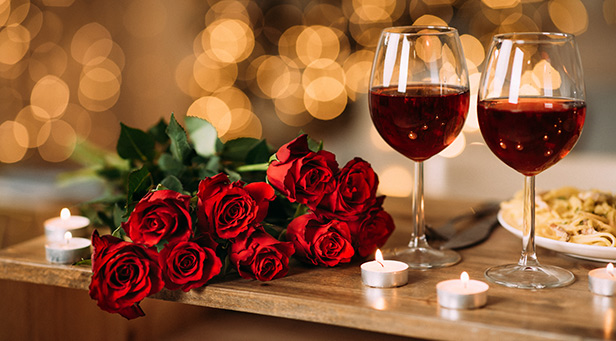 rozen en wijn op Valentijnsdag