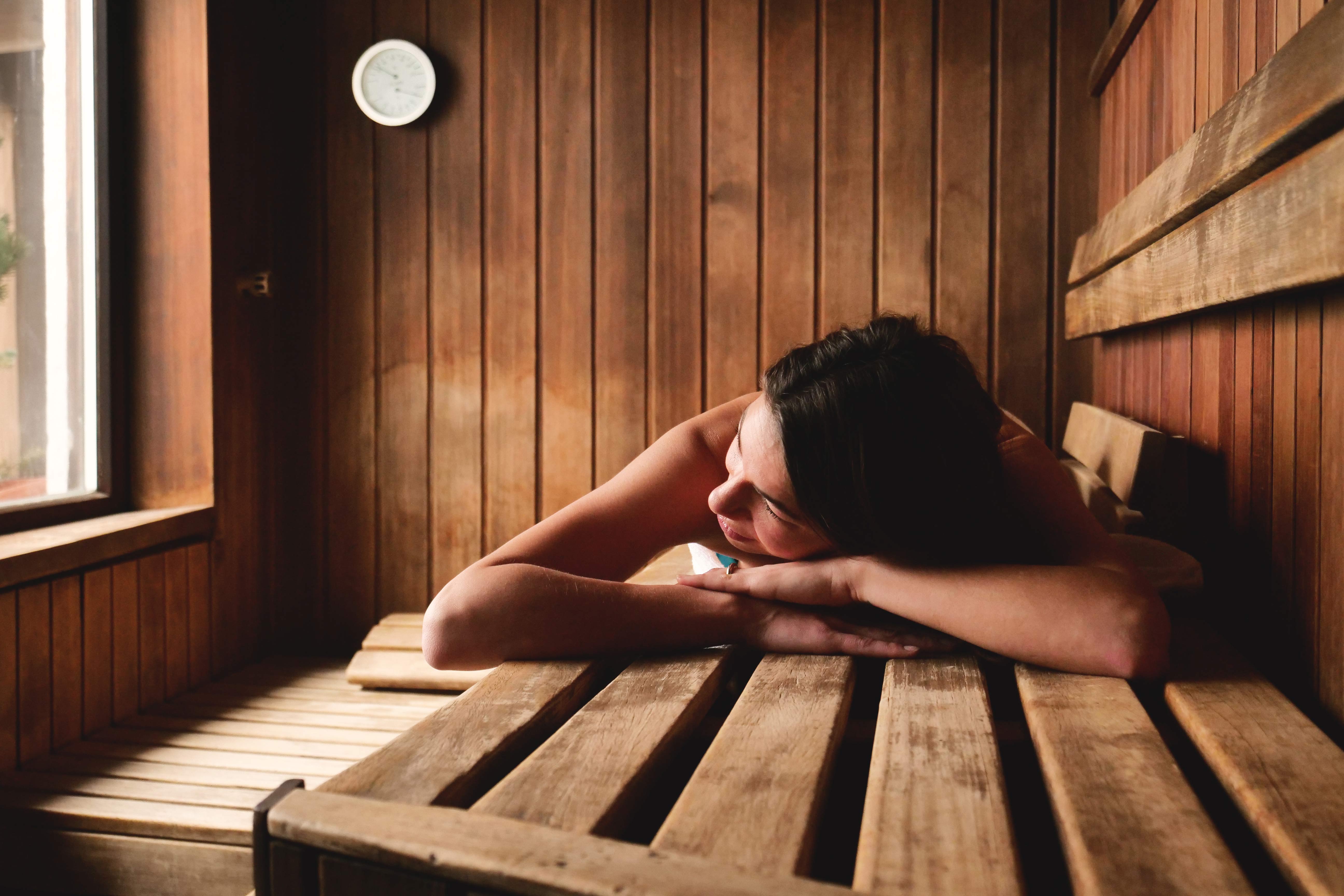 Vrouw liggend in een sauna
